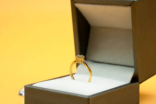 Bague Dans Boîte Cadeau Sur Fond Jaune Bague Diamant Dans — Photo