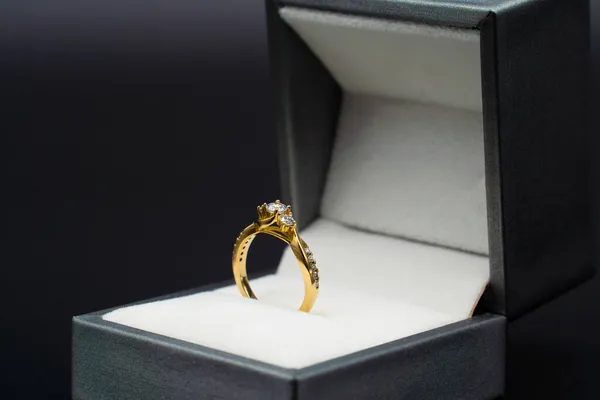 Δαχτυλίδι Χρυσό Στο Κουτί Δώρου Του Μαύρο Φόντο Νύχτα Διαμάντια — Φωτογραφία Αρχείου