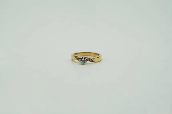 Guld Ring Vit Bakgrund Diamant Ring Smycken Presentförpackning — Stockfoto