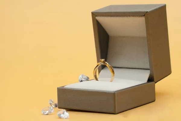 Goldring Der Geschenkbox Auf Gelbem Hintergrund Diamantring Der Schmuckschatulle — Stockfoto
