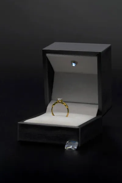 Anel Ouro Sua Caixa Presente Fundo Preto Noite Com Diamantes — Fotografia de Stock