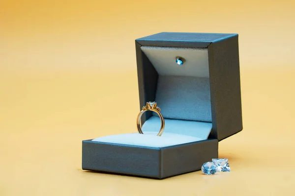 Guld Ring Sin Presentförpackning Gul Bakgrund Diamant Ring Smycken Presentförpackning — Stockfoto