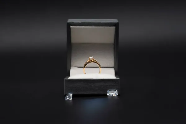 Anillo Oro Caja Regalo Sobre Fondo Negro Noche Con Diamantes —  Fotos de Stock