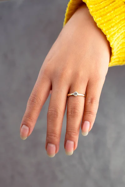 Золотое Кольцо Пальце Женщины — стоковое фото