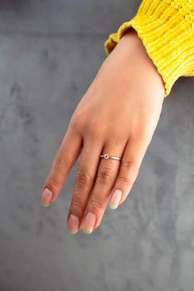 Обручальное Кольцо Бриллиантом Пальце Женщины Золотое Кольцо Пальце Женщины — стоковое фото