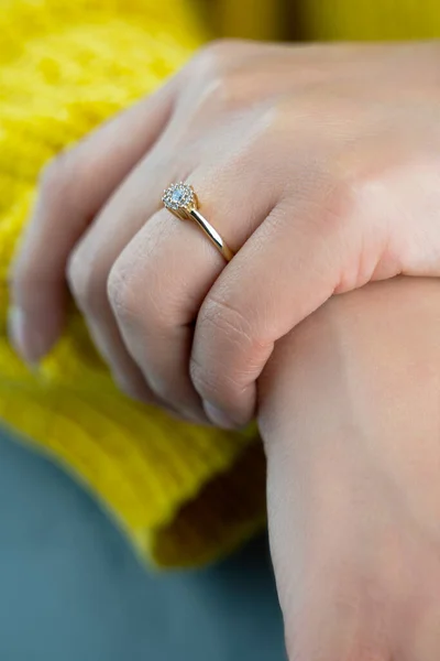 wedding diamond ring on woman\'s finger / gold ring on a woman\'s finger