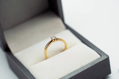 Beyaz arka planda mücevher hediye kutusunda elmas yüzük