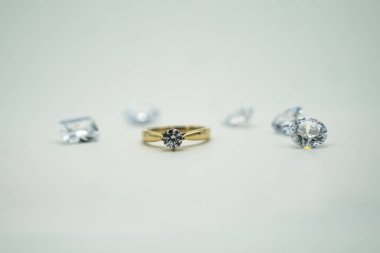 Beyaz arkaplanda altın yüzük.