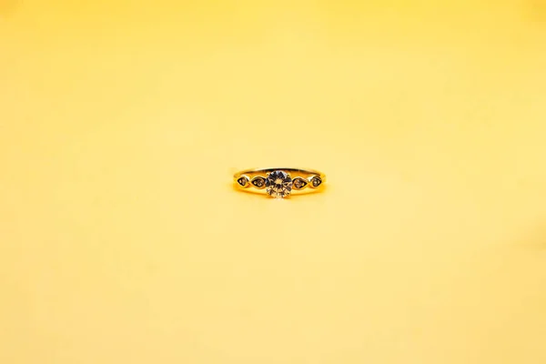 Πασιέντζα Δαχτυλίδι Αρραβώνων Στρογγυλό Κοπεί Κίτρινο Φόντο — Φωτογραφία Αρχείου
