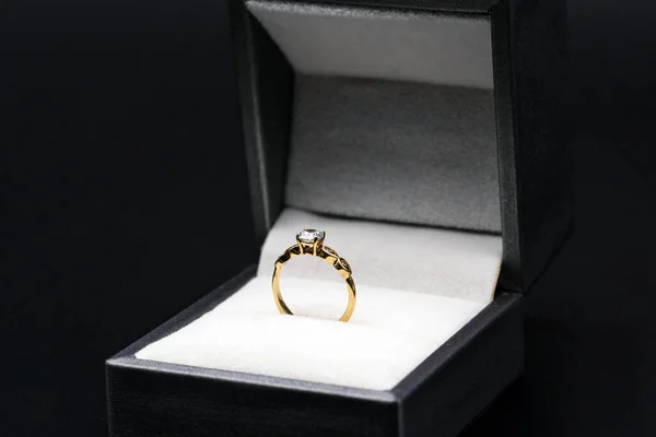 Δαχτυλίδι Χρυσό Διαμάντια Μαύρο Φόντο — Φωτογραφία Αρχείου