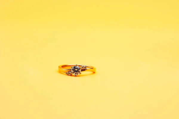 Πασιέντζα Δαχτυλίδι Αρραβώνων Στρογγυλό Κοπεί Κίτρινο Φόντο — Φωτογραφία Αρχείου