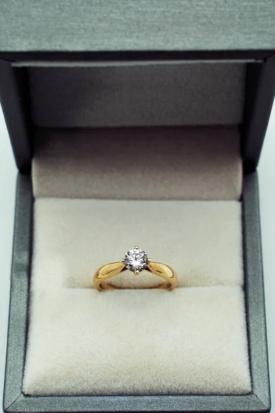 ホワイトの背景にジュエリーギフトボックスのダイヤモンドリング — ストック写真