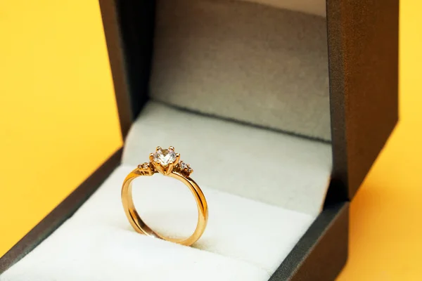 Bague Brillant Dans Boîte Sur Fond Jaune Entourée Diamants — Photo