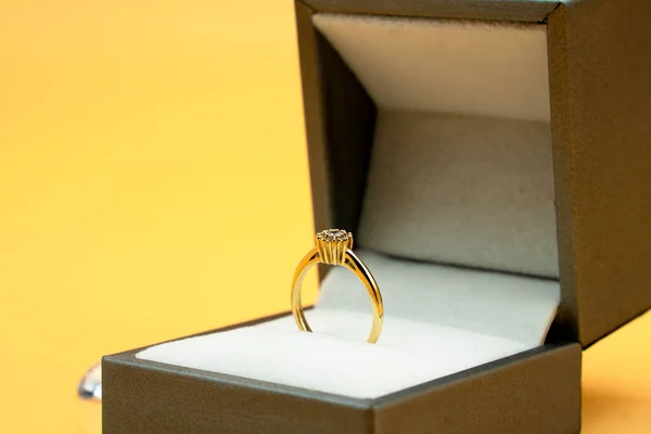 Glänzender Goldring Seiner Box Auf Gelbem Hintergrund Umgeben Von Diamanten — Stockfoto