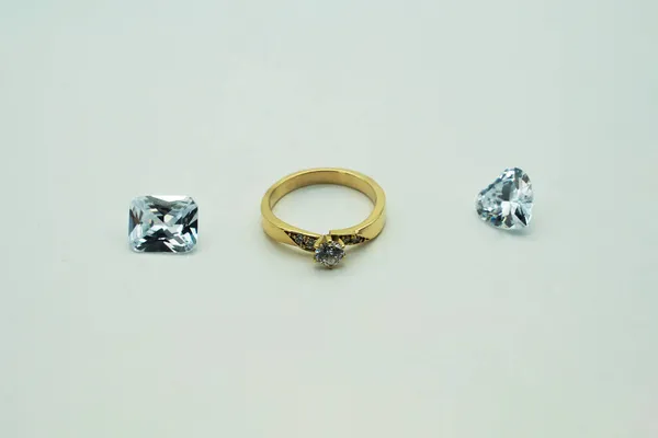 Anillo Oro Rodeado Diamantes Sobre Fondo Blanco — Foto de Stock