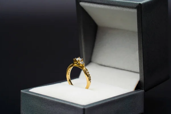 Arany Gyűrű Körül Gyémántok Fekete Háttér — Stock Fotó