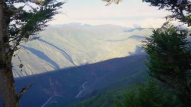 Peru 'nun dağlık kesimlerinde Mantaro Nehri