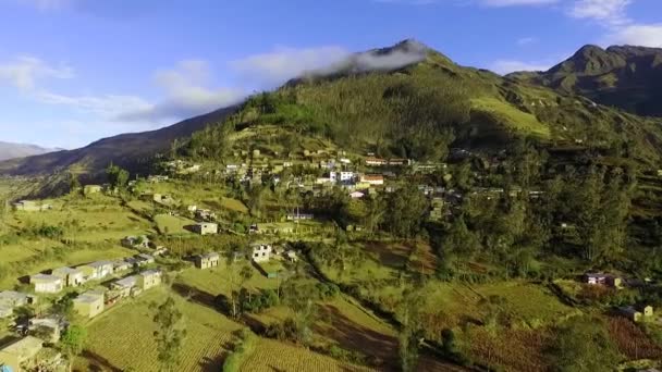 空中视频和美丽的风景与一个小镇在山区 — 图库视频影像