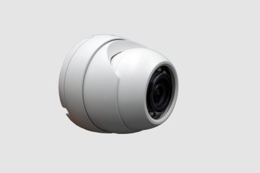 CCTV güvenlik sistemi. Beyaz arka plandaki duvarda güvenlik kamerası var.