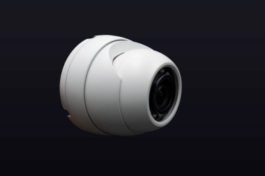 CCTV güvenlik sistemi. Siyah arka plandaki duvardaki güvenlik kamerası.