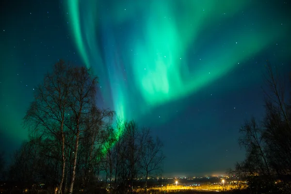 Luces boreales sobre ciudad —  Fotos de Stock