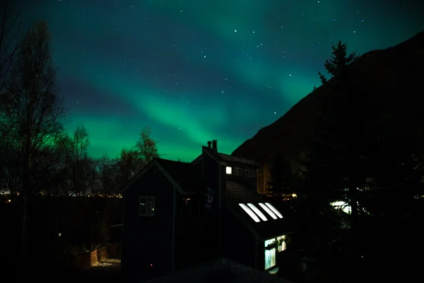 Aurora boreale sopra residence — Foto Stock