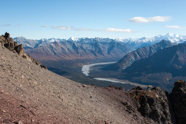 在秋天的积雪山峰 — 图库照片