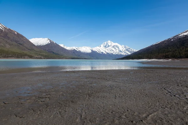 Lago y montañas en primavera — Foto de Stock