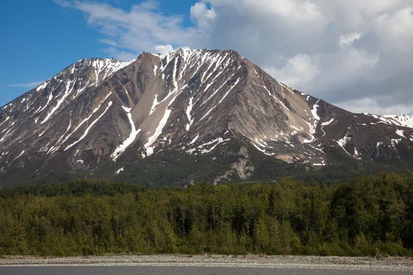 Alaska River y Mountain Wilderness Fotos de stock libres de derechos