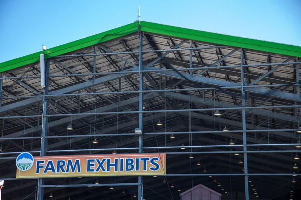 Large Metal Barn — Stock Photo, Image