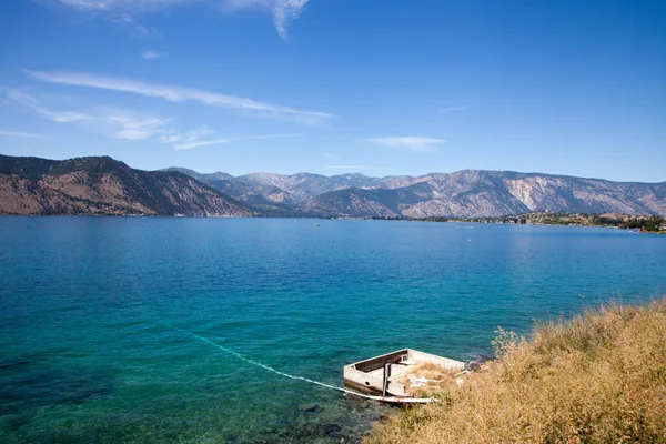 Lago claro y montañas — Foto de Stock