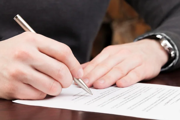 Zakenlieden lezen van contract. — Stockfoto