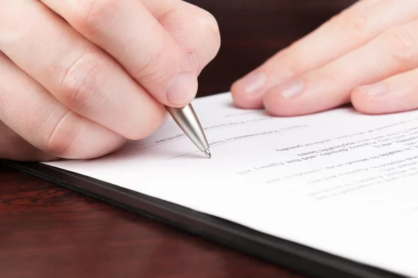 Zakenlieden lezen van contract. — Stockfoto