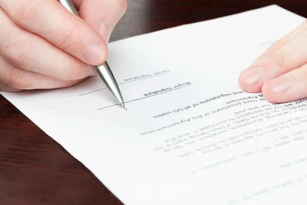 Homens de negócios contrato de leitura — Fotografia de Stock