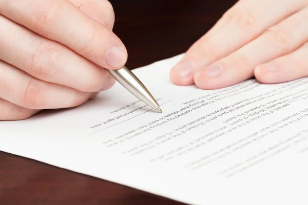 Zakenlieden lezen van contract — Stockfoto