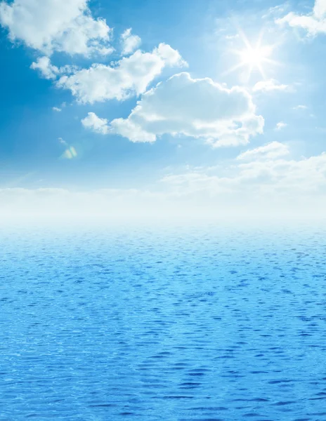güzel deniz horizon üstündeki bulutlar ile