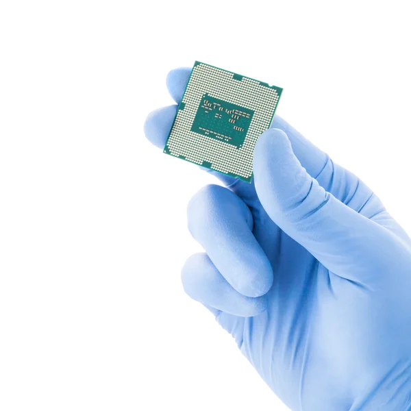Datorns processor i hand isolerad på en vit bakgrund — Stockfoto
