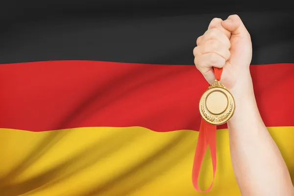 Médaille dans la main avec le drapeau sur fond - Allemagne — Photo
