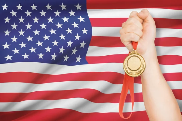Medaille in de hand met vlag op achtergrond - Verenigde Staten van Amerika — Stockfoto