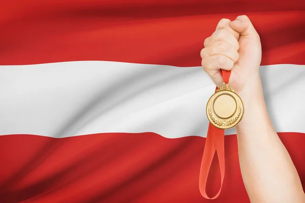 Medaille in der hand mit Flagge auf Hintergrund - Republik Österreich — Stockfoto