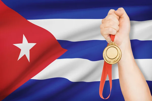 Medalha na mão com bandeira no fundo - República de cuba — Fotografia de Stock