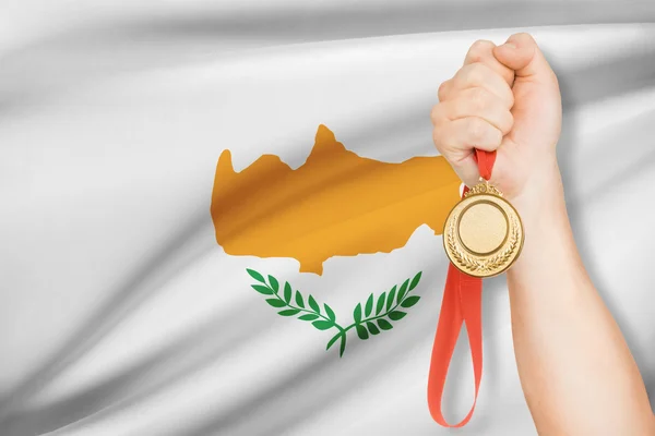 Medaille in der hand mit Flagge auf Hintergrund - Republik Zypern — Stockfoto