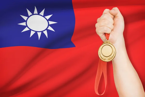 Medaglia in mano con bandiera sullo sfondo - Repubblica di Cina — Foto Stock