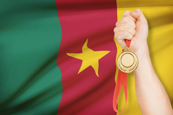 金牌在手与背景-喀麦隆共和国国旗 — 图库照片