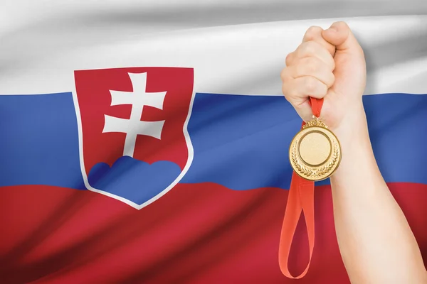 Medaille in de hand met vlag op achtergrond - Slowaakse Republiek — Stockfoto