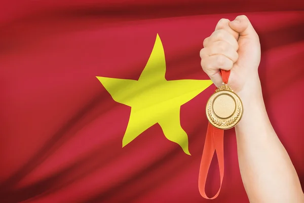 Medal w parze z flagi na tle - Socjalistycznej Republiki Wietnamu — Zdjęcie stockowe