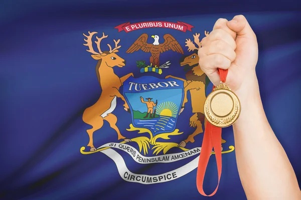 Médaille dans la main avec le drapeau sur fond - État du michigan. partie d'une série. — Photo