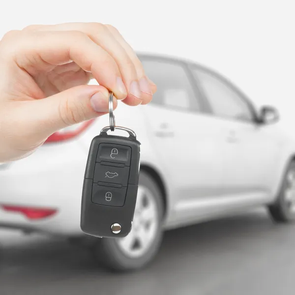 Male holding car keys with remote control system - 1 to 1 ratio — Stock Photo, Image