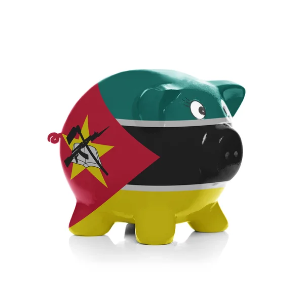 Piggy bank met vlag coating overheen - mozambique — Stockfoto