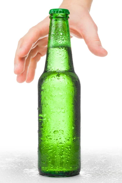 Masculino mão tentando alcançar a garrafa de cerveja - studio atirou-se sobre um fundo branco — Fotografia de Stock